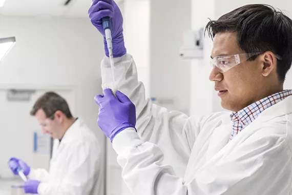 Hombre de laboratorio trabajando con una pipeta